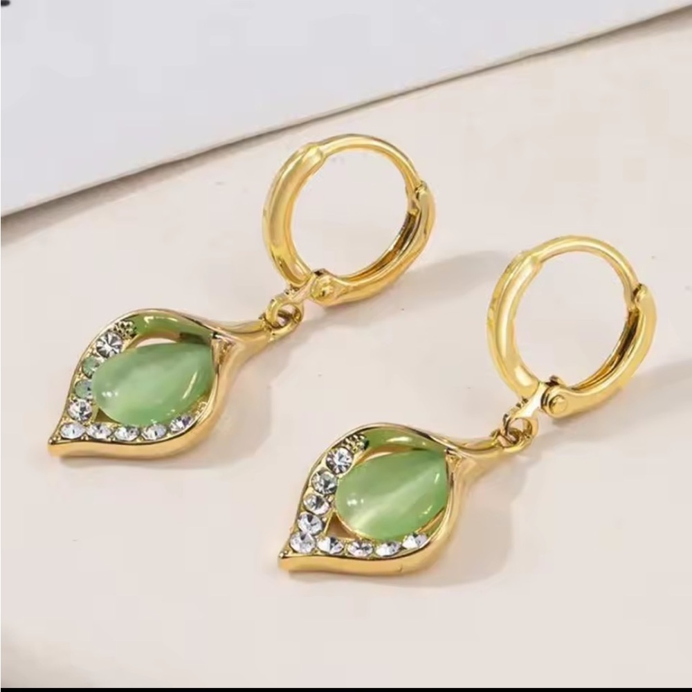 New! Gold and Pearl Drop Earrings unique - Picture 2 of 4